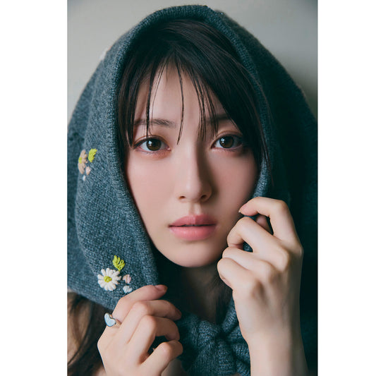 浜辺美波カレンダー 2025.04-2026.03(オフィシャルサイト限定表紙版)+ ポストカード2種セット